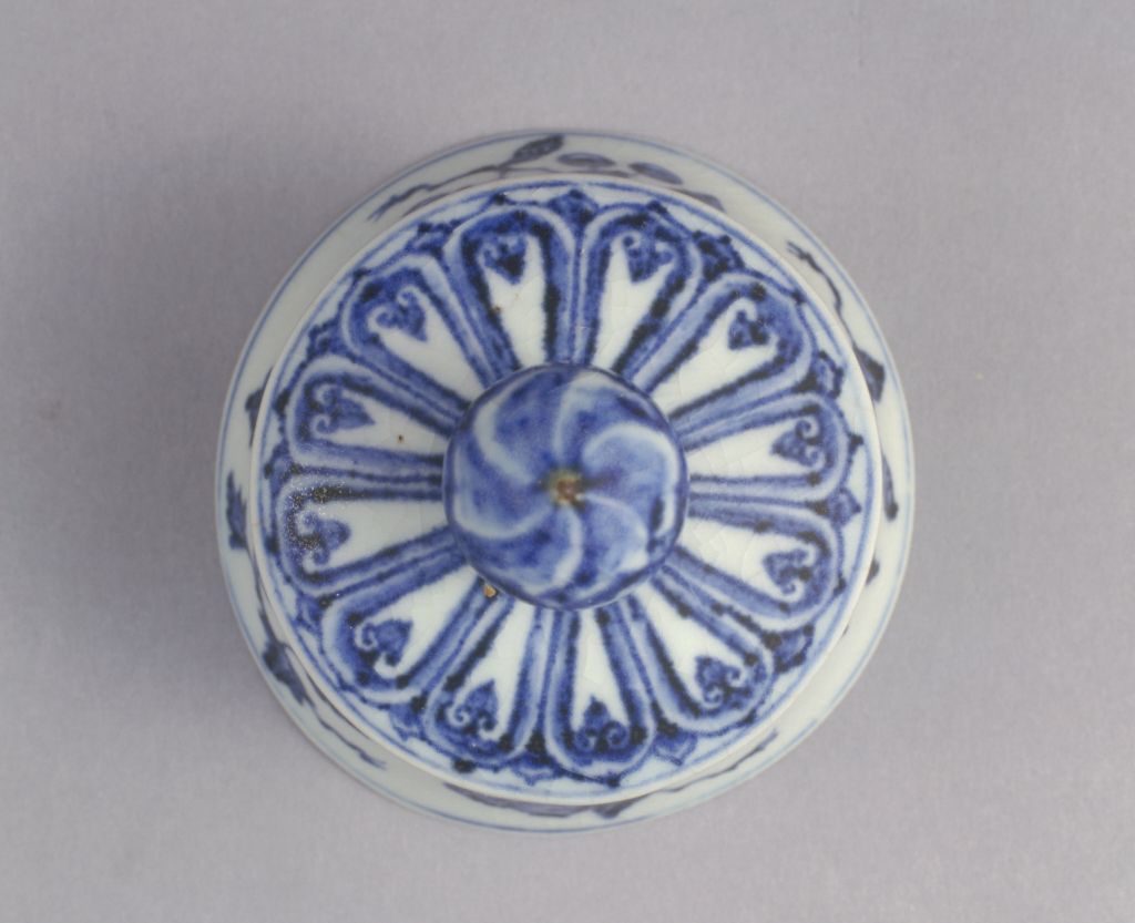 图片[2]-Blue and white plum vase with auspicious fruit pattern-China Archive